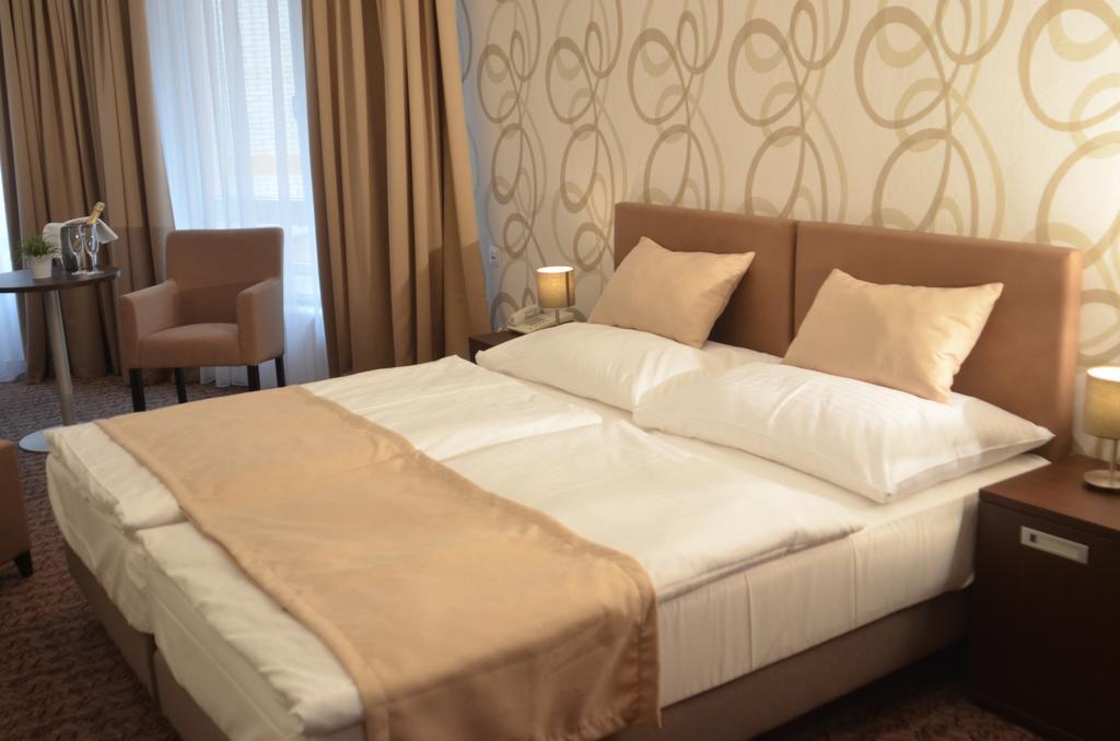 Hotel Atlas Benesov  Exteriör bild
